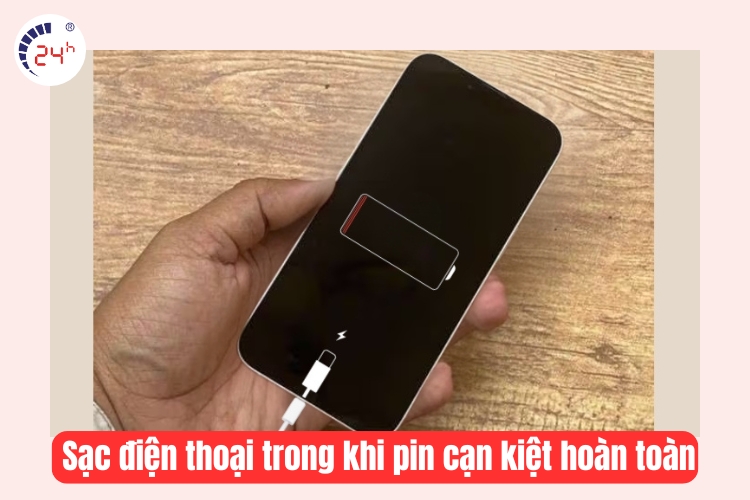 sạc pin điện thoại trong khi pin cạn kiệt hoàn toàn 