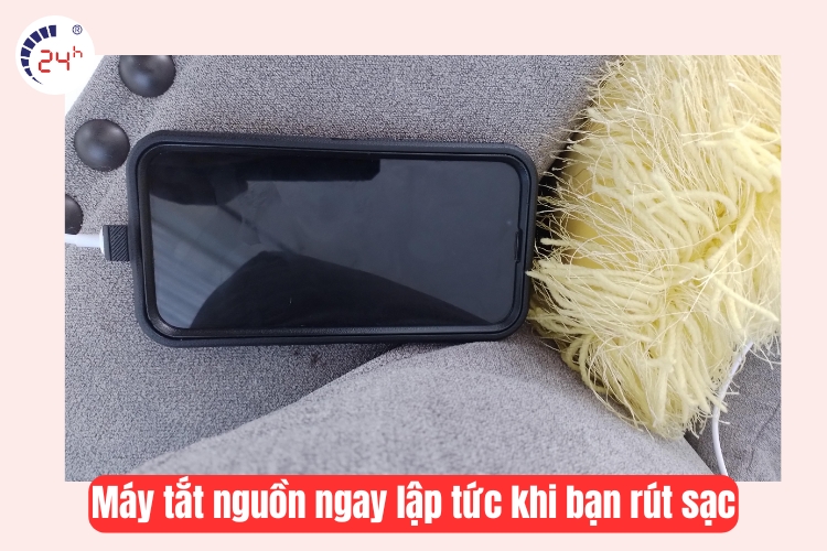 máy tắt nguồn ngay khi rút sạc