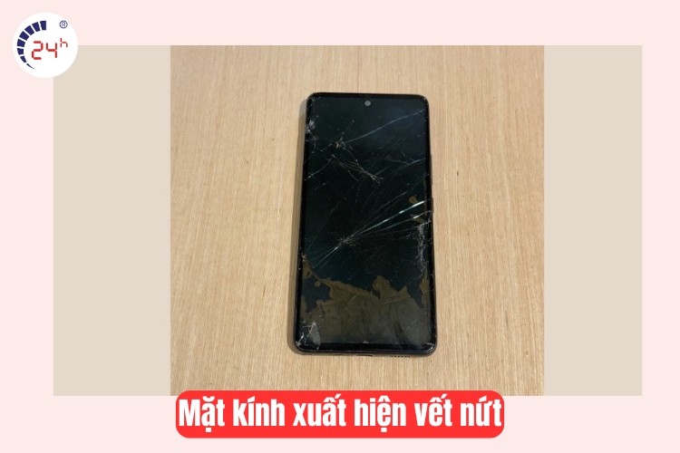 mắt kính xuất hiện vết nứt