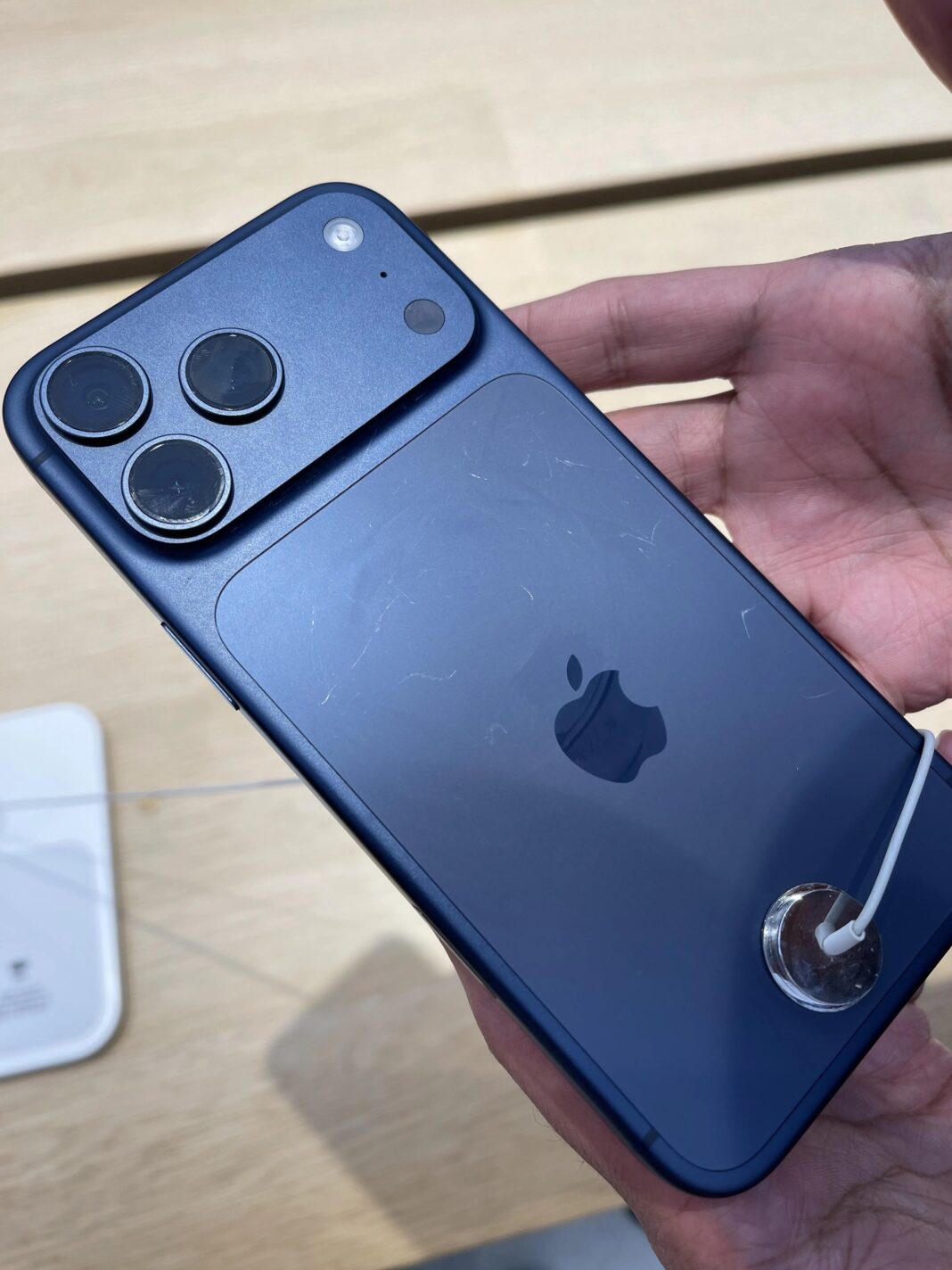 Thay kính lưng iPhone 17 Pro
