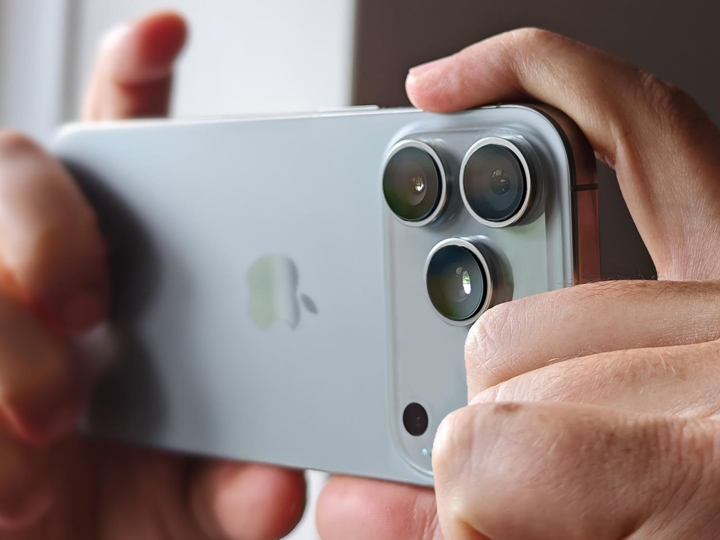 Thay kính lưng iPhone 17 Pro