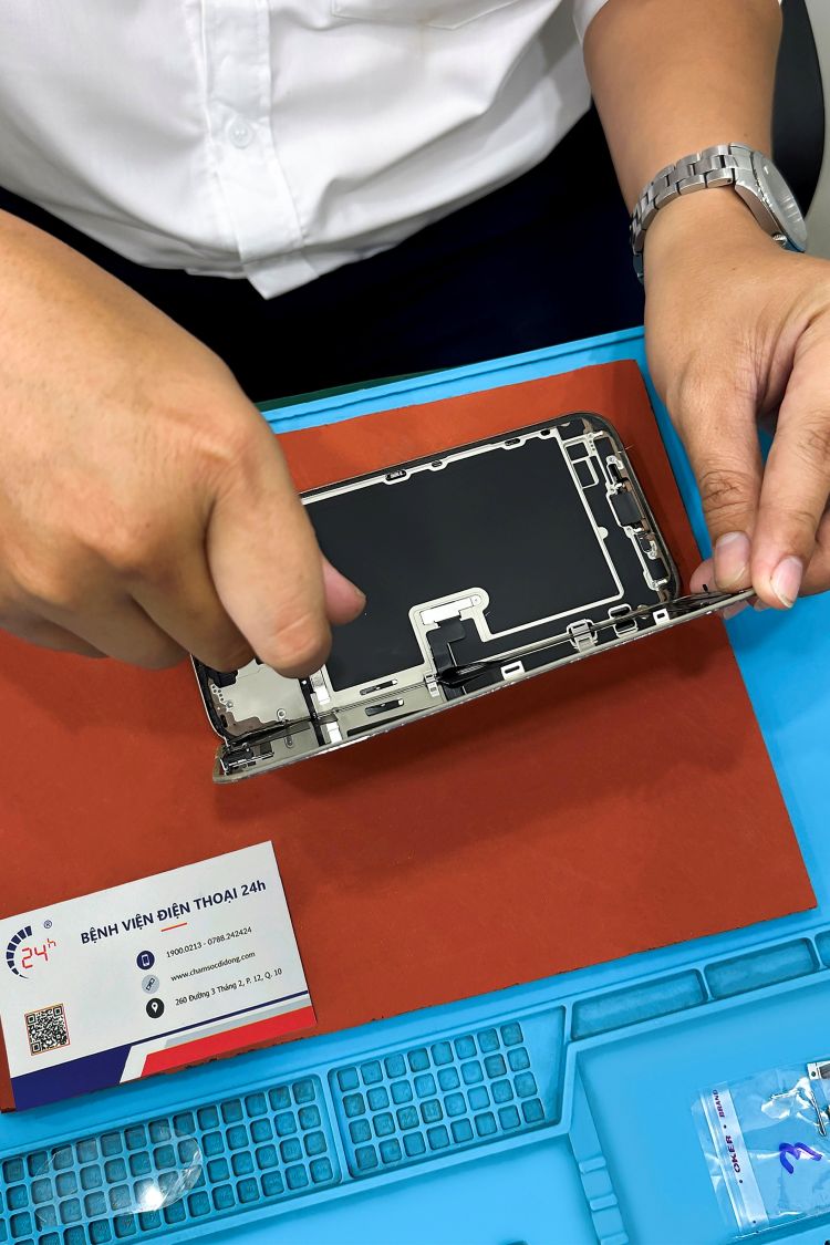 Ép cổ màn hình iPhone 17 Pro