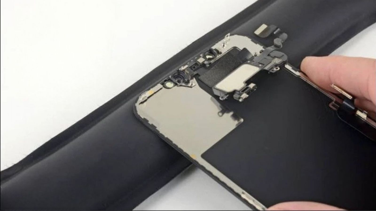 Ép cổ màn hình iPhone 17 Pro