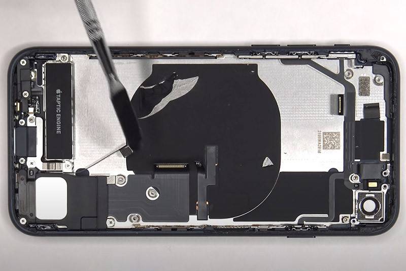 thay-vo-iphone-se-2022