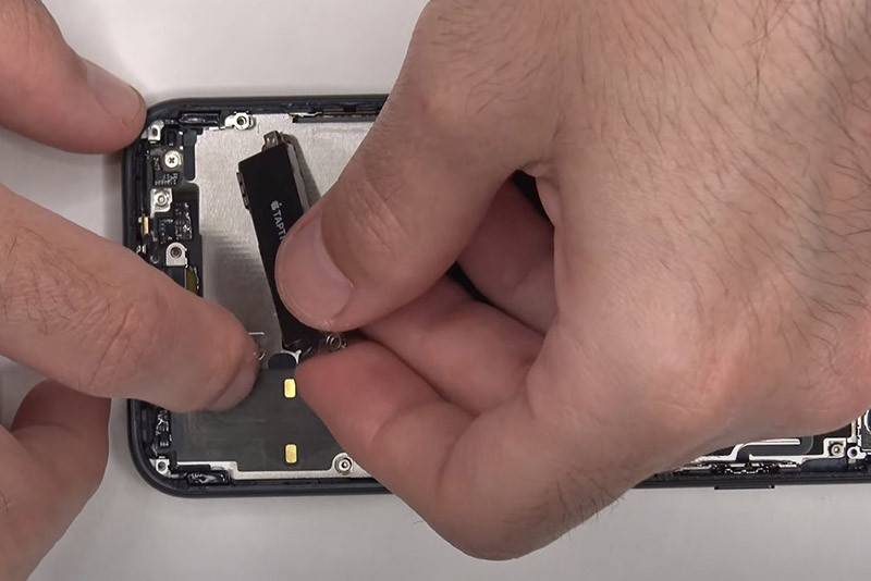 thay-vo-iphone-se-2022