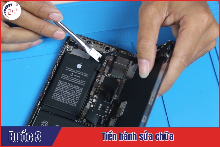 tiến hành sửa chữa điện thoại