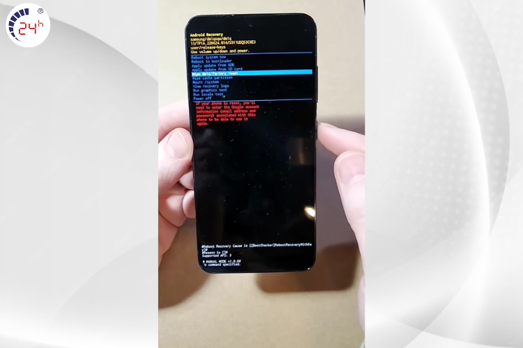 Nhấn nút Giảm âm lượng kéo xuống chọn Wipe data/ factory reset