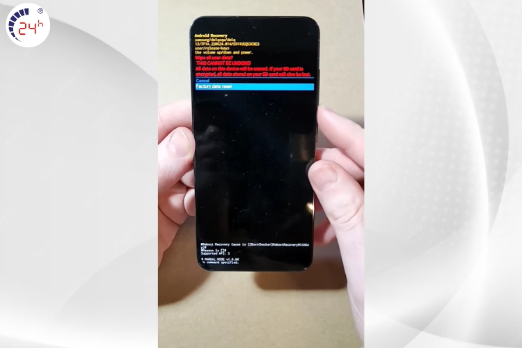 Kéo xuống Factory data reset nhấn nút nguồn để chọn