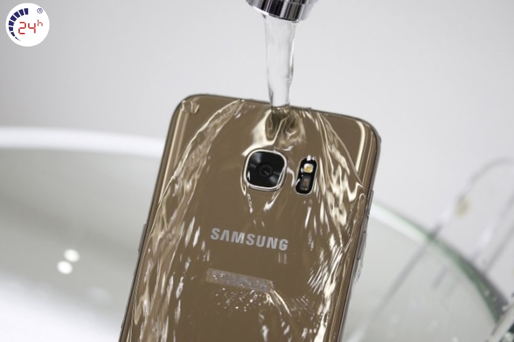 không dể điện thoại ngấm nước