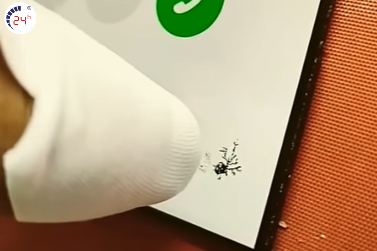 lau xung quanh các vết mực