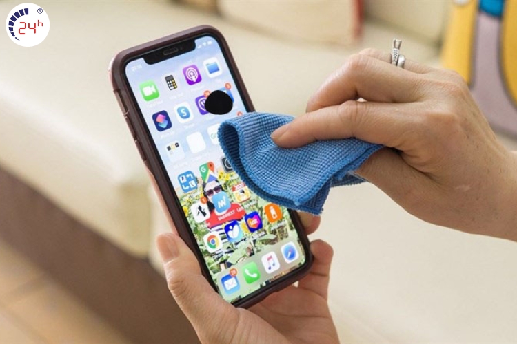 tiếp tục lau các vết mực