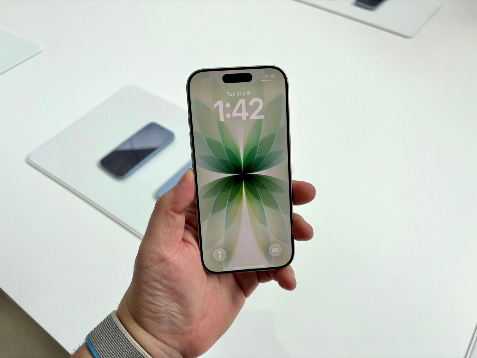 Thay mặt kính iPhone 17