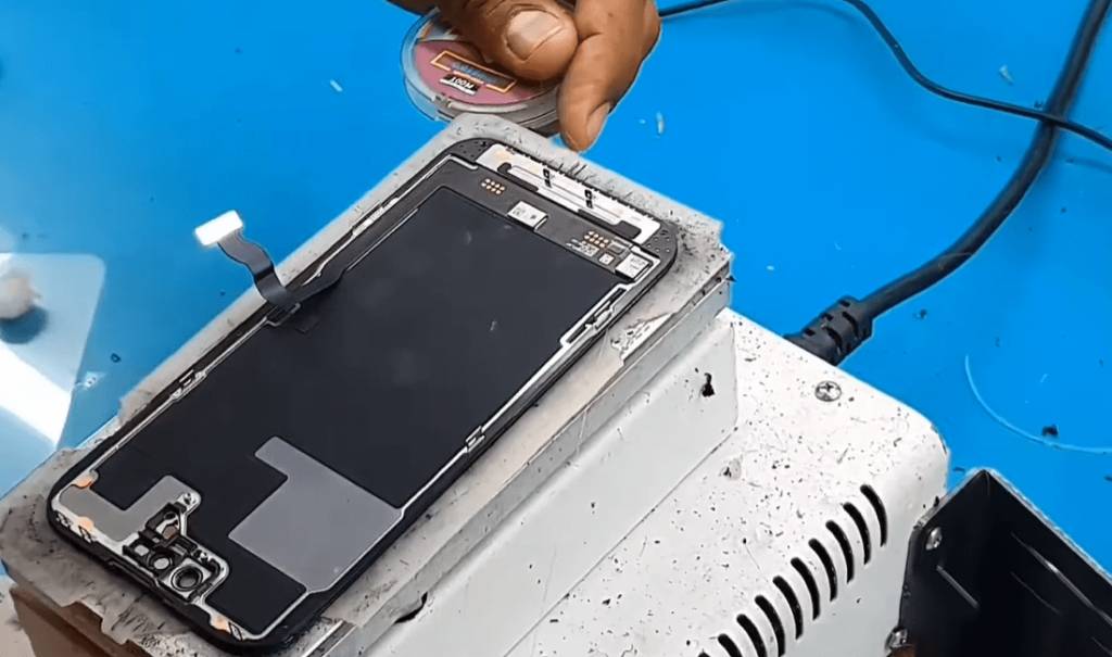 thay-mat-kinh-iphone-15