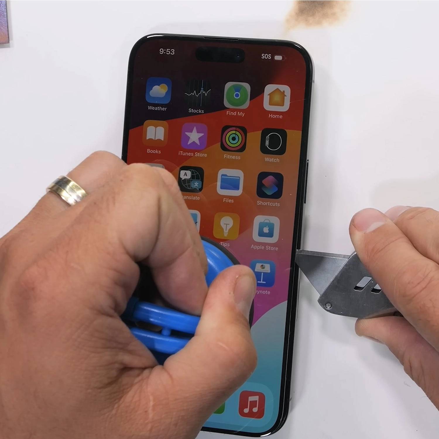 thay-mat-kinh-iphone-15