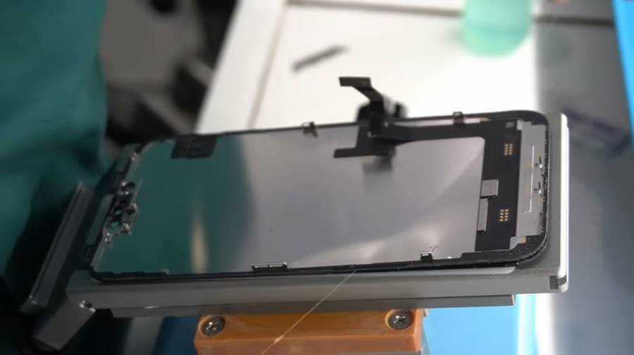 thay-mat-kinh-iphone-15