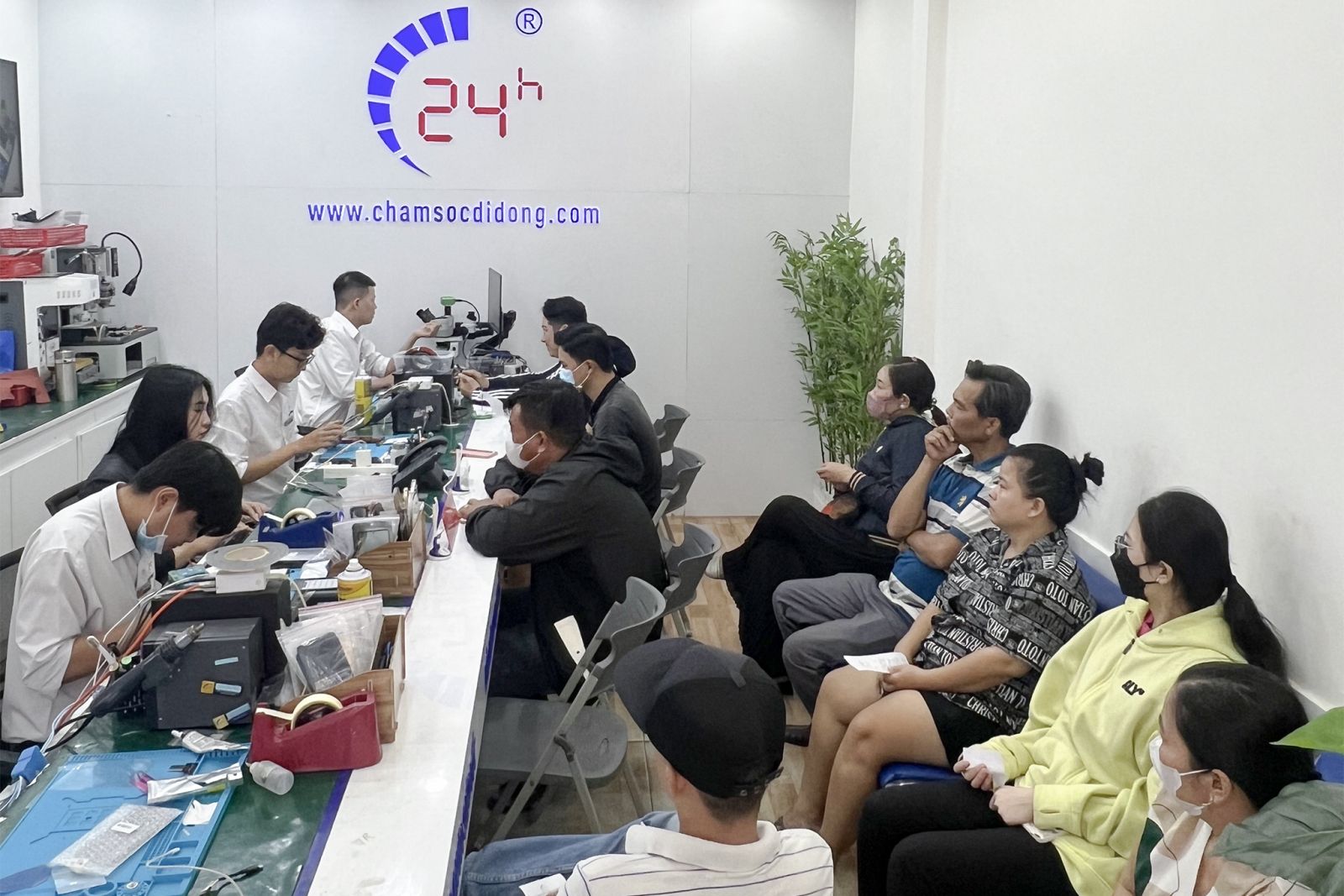 Thay kính camera sau iPhone 17 Pro