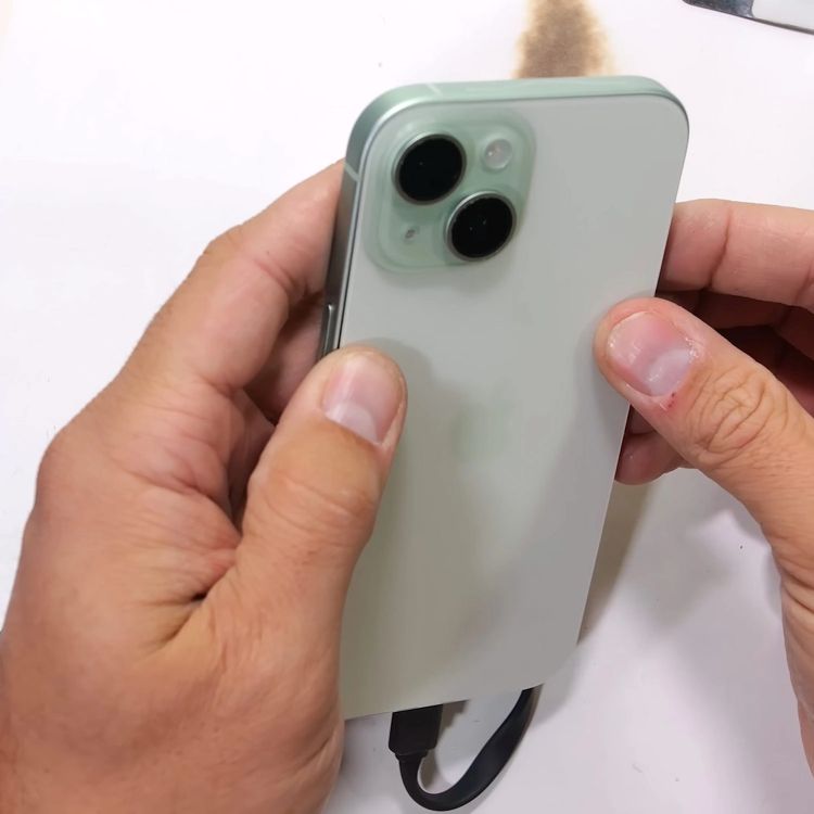 Thay kính camera sau iPhone 15 Plus Thay kính camera sau iPhone 15 Plus