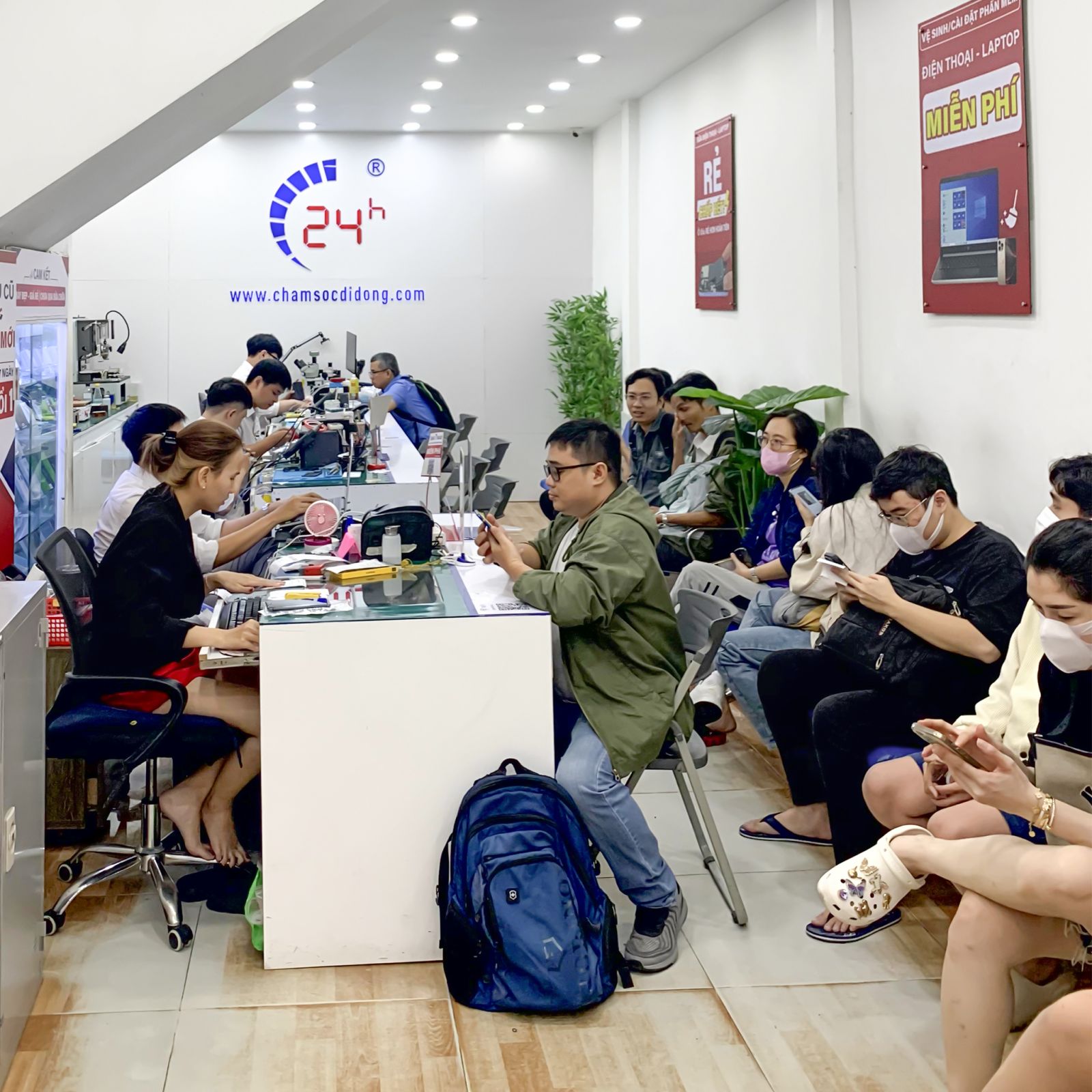 Thay kính Camera sau iPhone 16 Plus