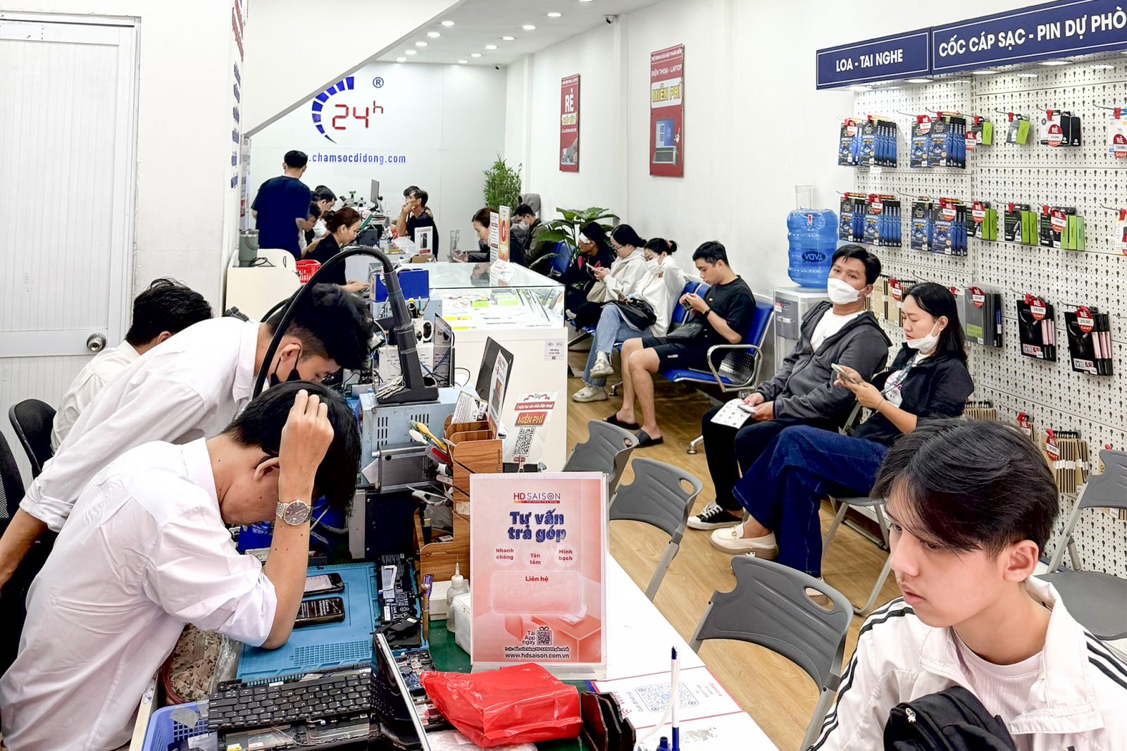 Thay kính camera sau iPhone 15