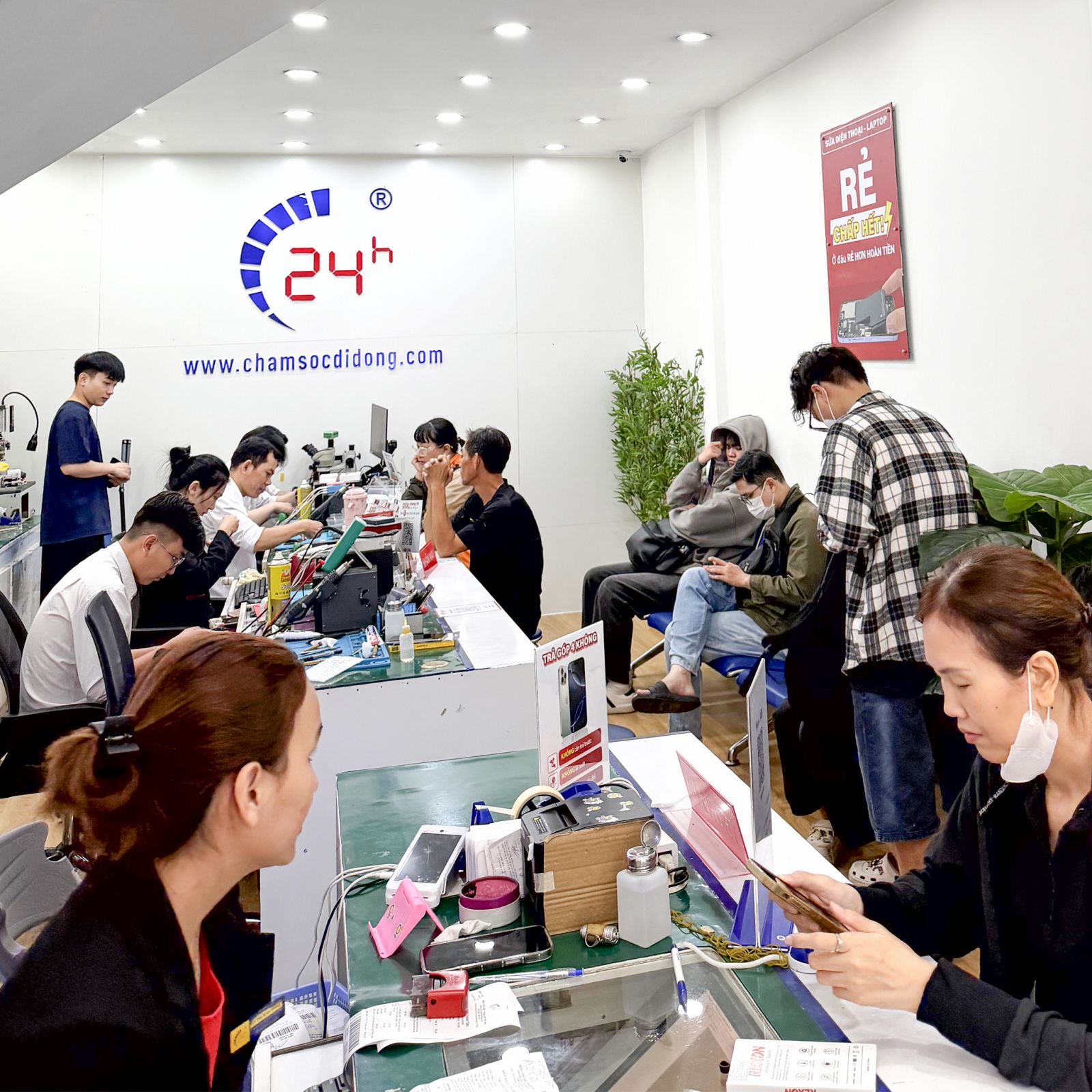 Thay kính camera sau iPhone 15