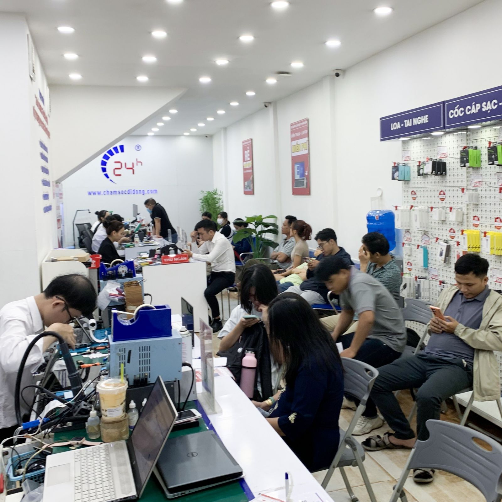 Thay kính camera sau iPhone 15 Pro