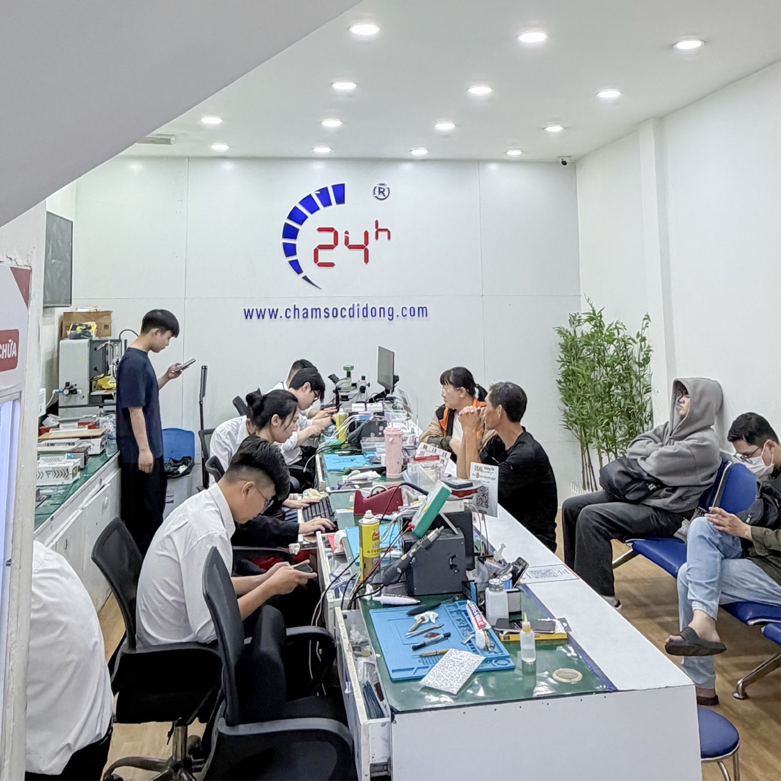 Thay kính camera sau iPhone 15 Pro Max