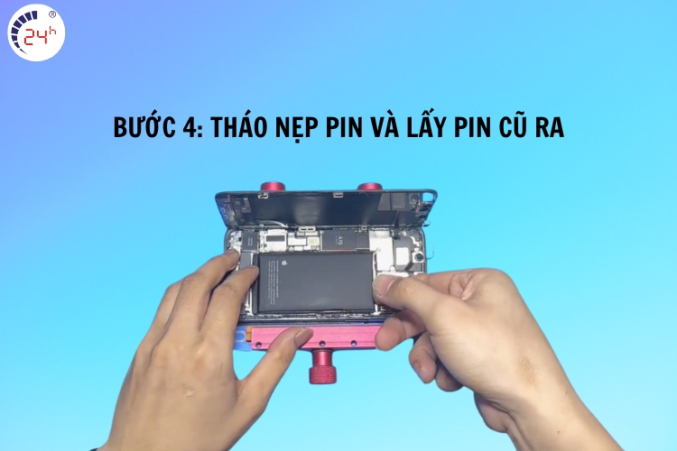 tháo nẹp pin và lấy pin cũ ra