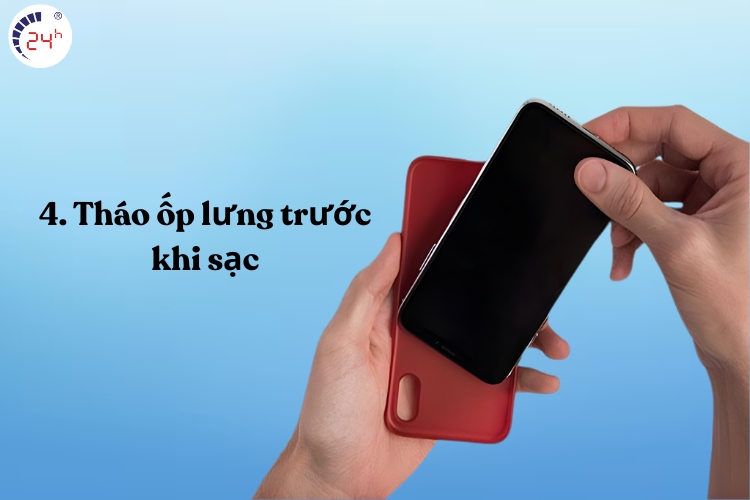 Tháo ốp lưng trước khi sạc