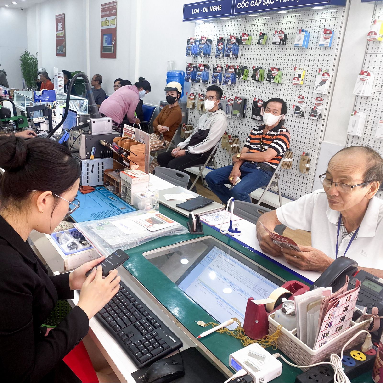 Thay kính camera sau iPhone 8