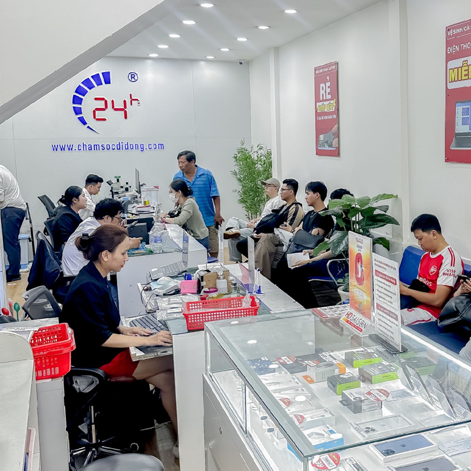 Bước 2: Mở máy và tháo màn hình Xiaomi 13  Tháo máy bằng dụng cụ và thiết bị chuyên dụng  Kiểm soát nhiệt độ trong quá trình mở khung và tháo màn hình cũ  Đảm bảo không ảnh hưởng đến bo mạch và các linh kiện liên quan  Bước 3: Thực hiện thay màn hình Xiaomi 13  Lắp đặt màn hình Xiaomi 13 mới đúng chuẩn kỹ thuật  Căn chỉnh chính xác vị trí màn hình, khung viền và cáp kết nối  Đảm bảo màn hình được cố định chắc chắn, không hở mép  Bước 4: Kiểm tra sau khi thay màn hình Xiaomi 13  Kiểm tra lại toàn bộ khả năng hiển thị của màn hình mới  Test cảm ứng đa điểm, độ phản hồi và độ ổn định  Đảm bảo không phát sinh lỗi sọc, nhấp nháy hoặc loạn cảm ứng  Kiểm tra tổng thể các chức năng khác của thiết bị  Bước 5: Bàn giao và bảo hành sau thay màn hình Xiaomi 13  Bàn giao Xiaomi 13 để khách hàng kiểm tra trực tiếp  Hướng dẫn sử dụng và bảo quản sau khi thay màn hình Xiaomi 13  Cung cấp thông tin bảo hành dịch vụ rõ ràng  Hỗ trợ khách hàng trong trường hợp cần kiểm tra lại sau sửa chữa