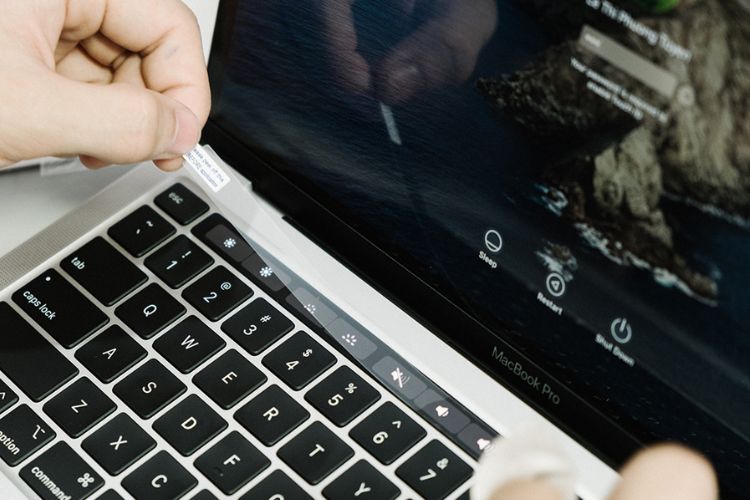 Thay touch bar MacBook Pro 13-inch