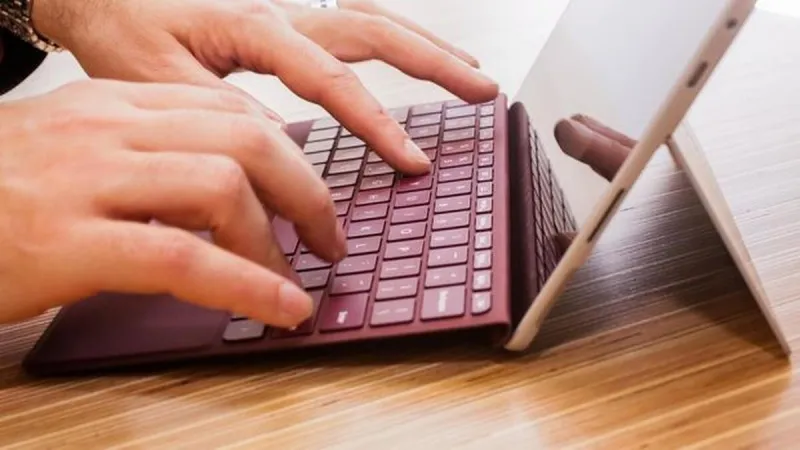 Thay bàn phím Microsoft Surface Pro 5 