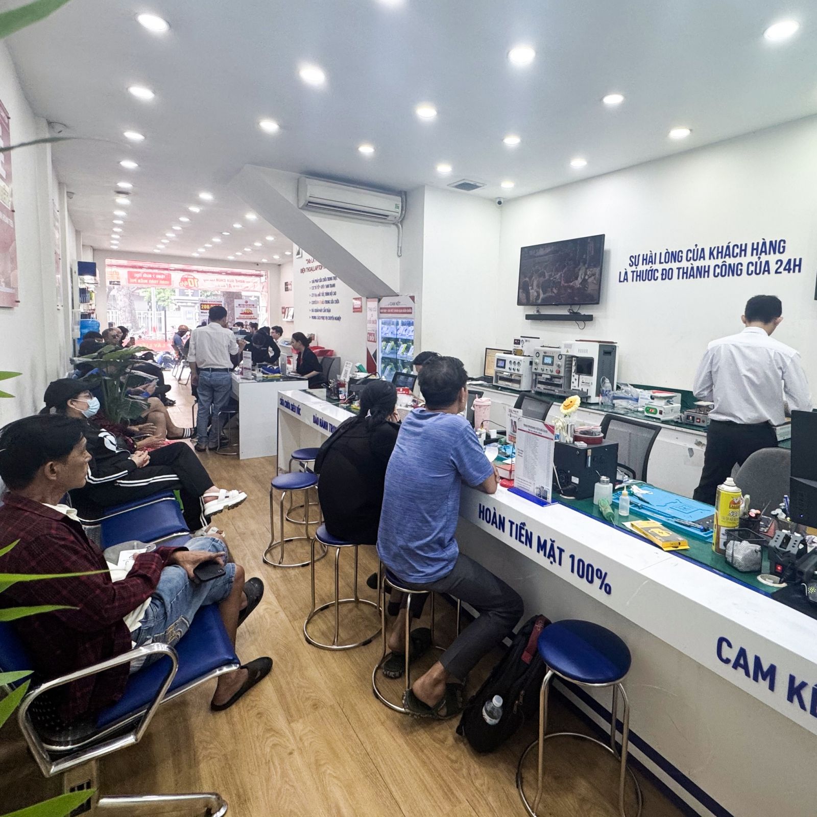 Thay cáp sạc không dây NFC iPhone 16