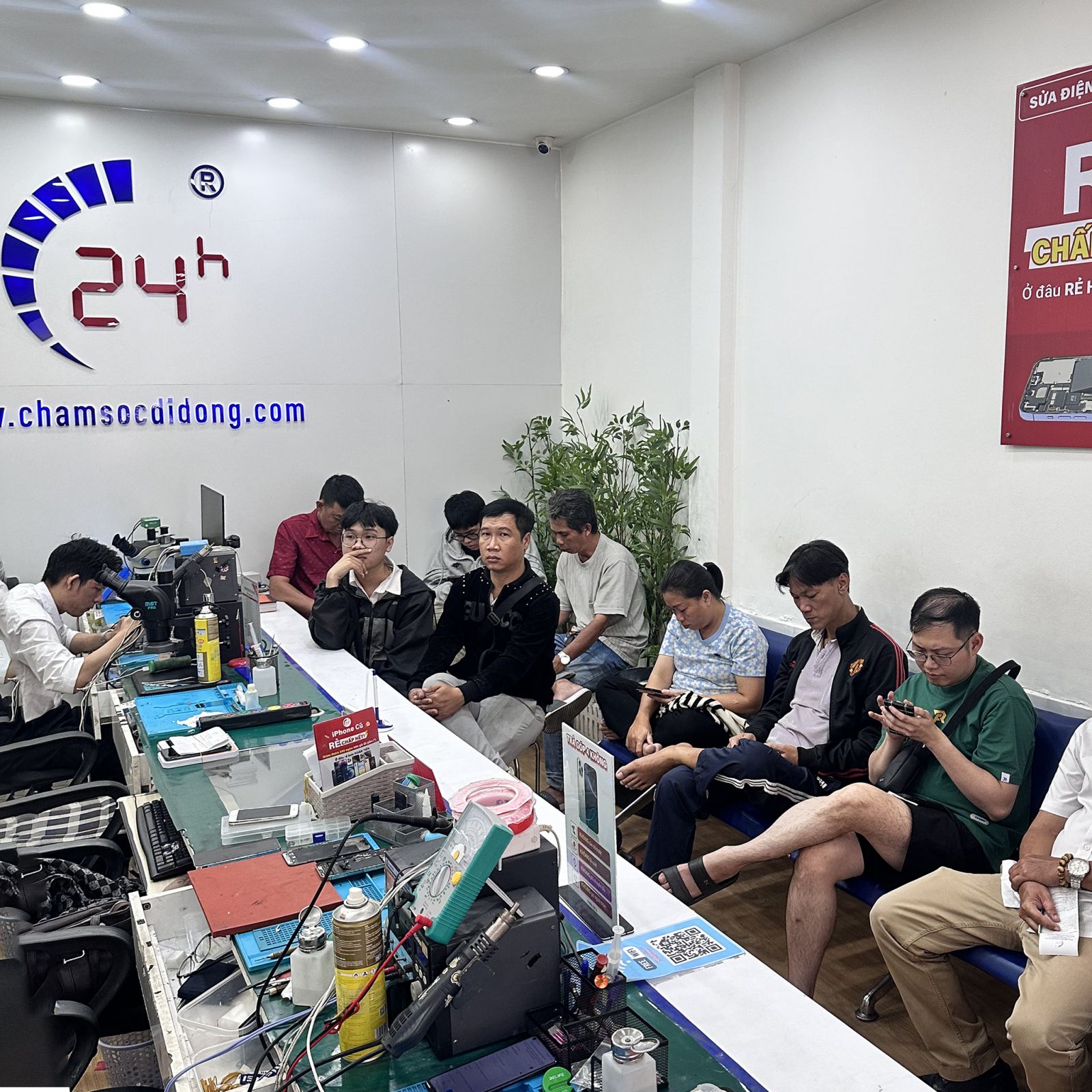 Thay cáp sạc không dây NFC iPhone 16 Plus