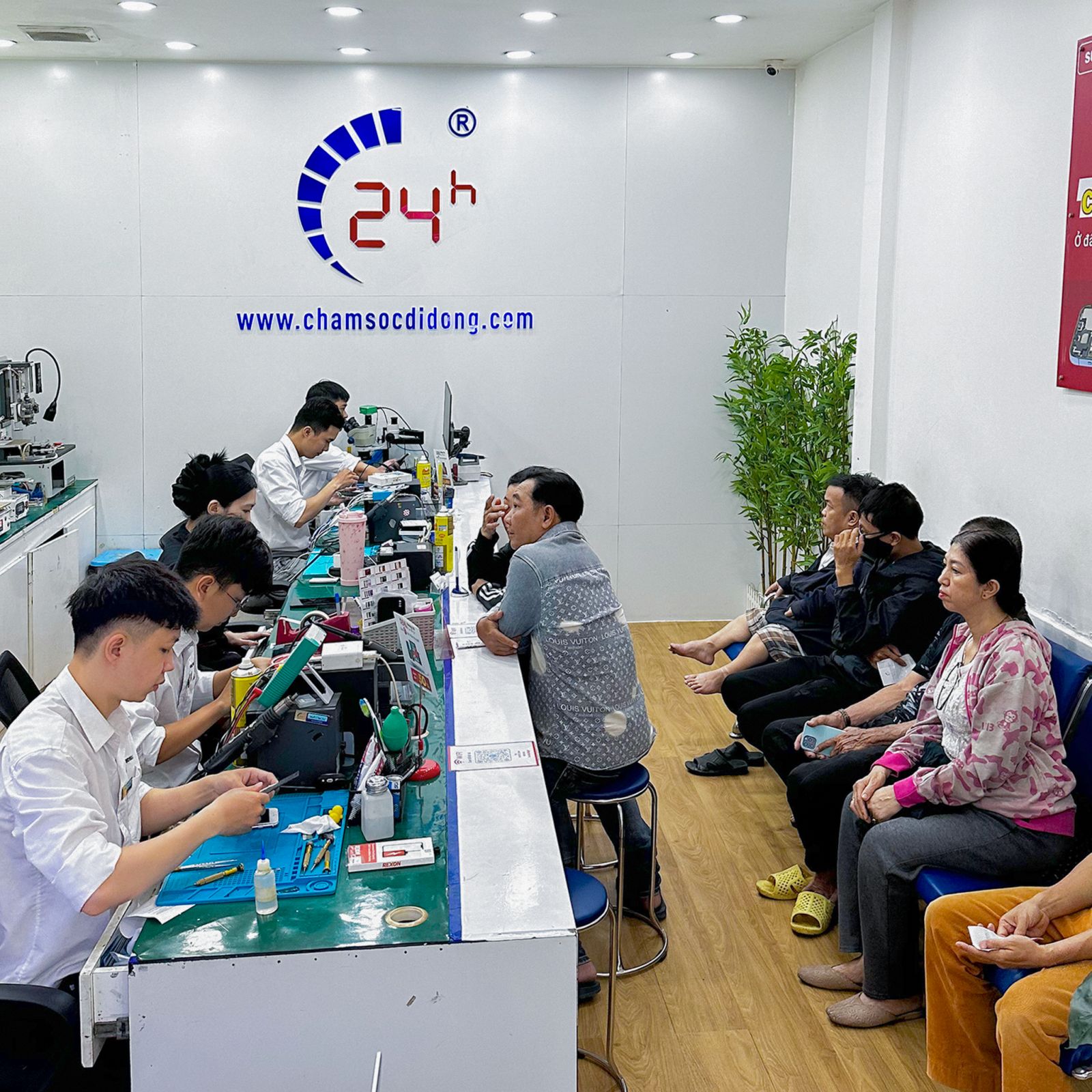 Thay cáp sạc không dây NFC iPhone 16 Pro Thay cáp sạc không dây NFC iPhone 16 Pro