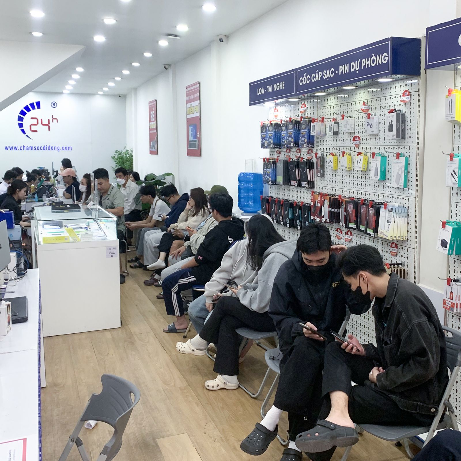 Thay cáp sạc không dây NFC iPhone 16 Pro Max Thay cáp sạc không dây NFC iPhone 16 Pro Max