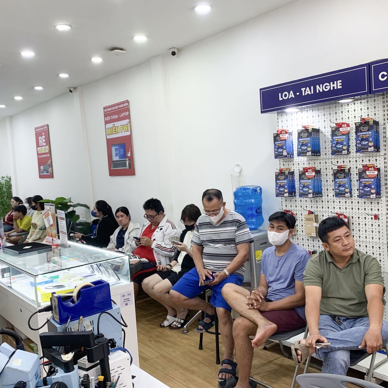 Thay cáp sạc không dây NFC iPhone 15