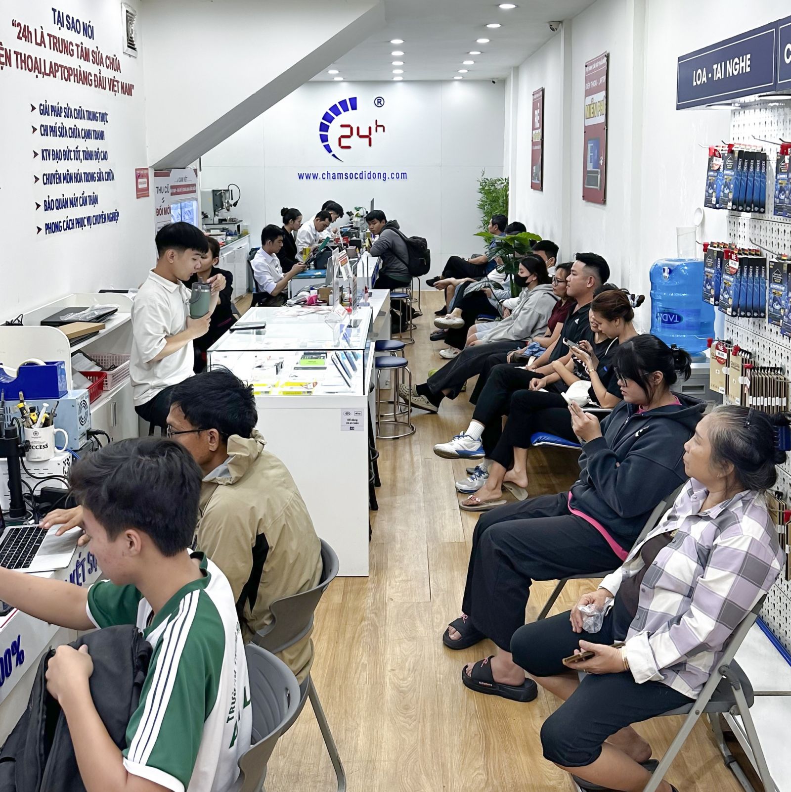 Thay cáp sạc không dây NFC iPhone 15