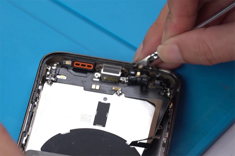 Thay cáp sạc không dây NFC iPhone 13 Pro Max