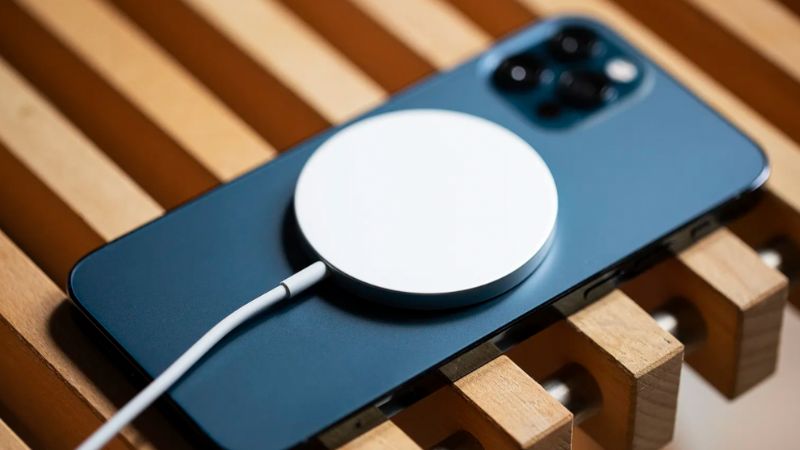 Thay cáp sạc không dây NFC iPhone 14 Pro