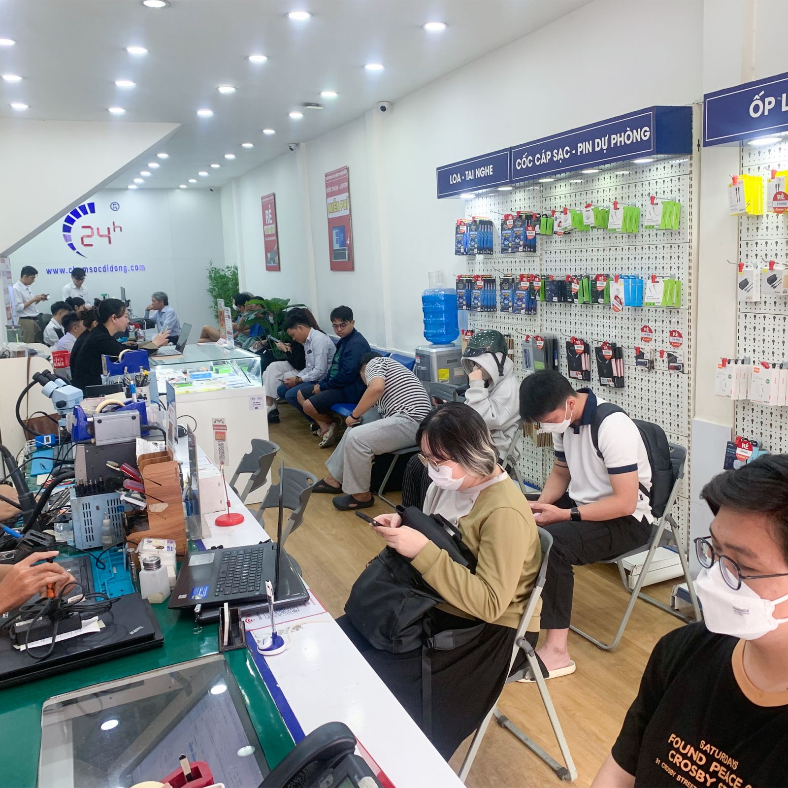 Thay cáp sạc không dây NFC iPhone 15 Pro Max