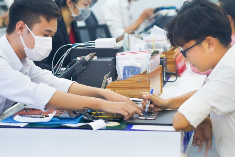 Thay cáp sạc không dây NFC iPhone 15 Pro Max