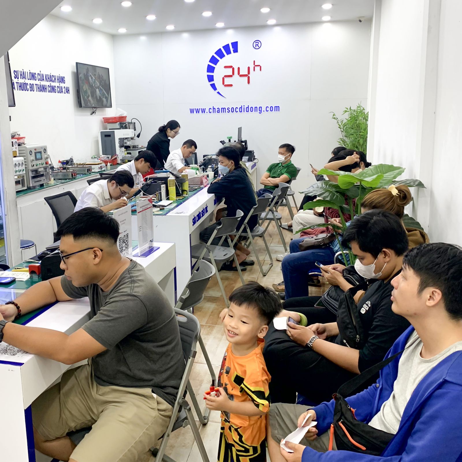 Thay cáp sạc không dây NFC iPhone 15 Pro