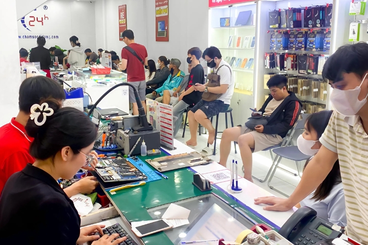 Ốp lưng iPhone 13 Pro Kính viền dẻo SPACE 6