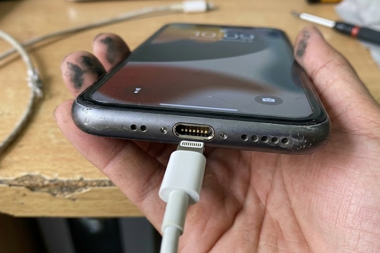 Thay cáp sạc iPhone 11 chính hãng REXON 10