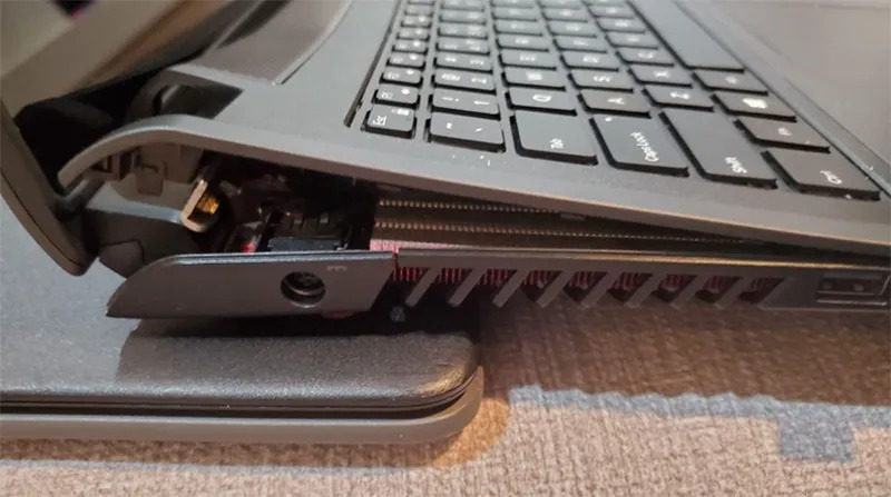  laptop bị lệch bản lề