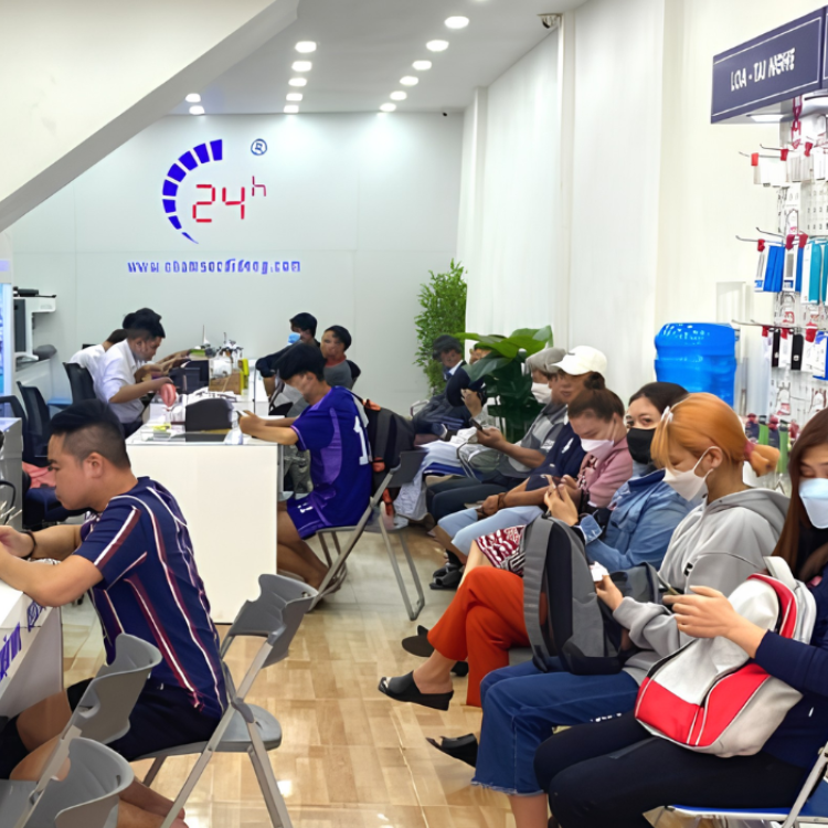 thay-cap-sac-iphone-14-chinh-hang-rexon-3