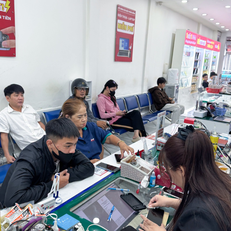 thay-cap-sac-iphone-14-plus-chinh-hang-rexon-16