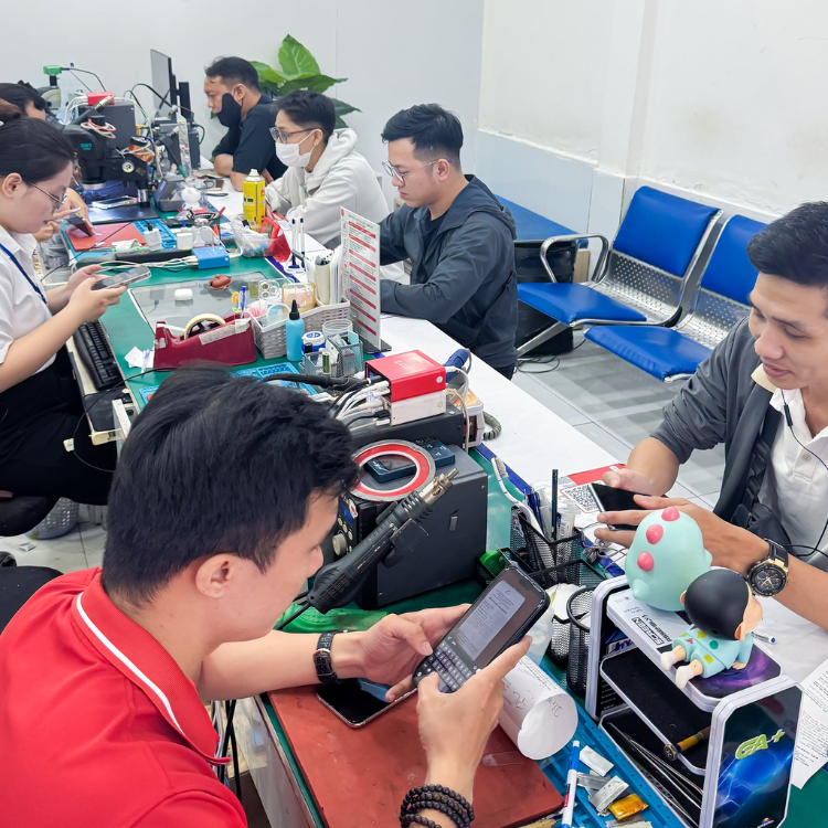 thay-cap-sac-iphone-14-plus-chinh-hang-rexon-20