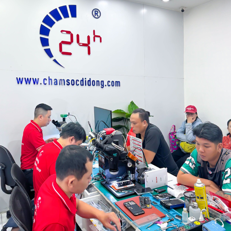 thay-cap-sac-iphone-13-mini-chinh-hang-rexon-12
